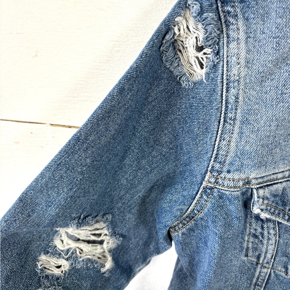 Forever 21 Distressed Cropped Denim Jacket Raw Hem Size S - Picture 4 of 10